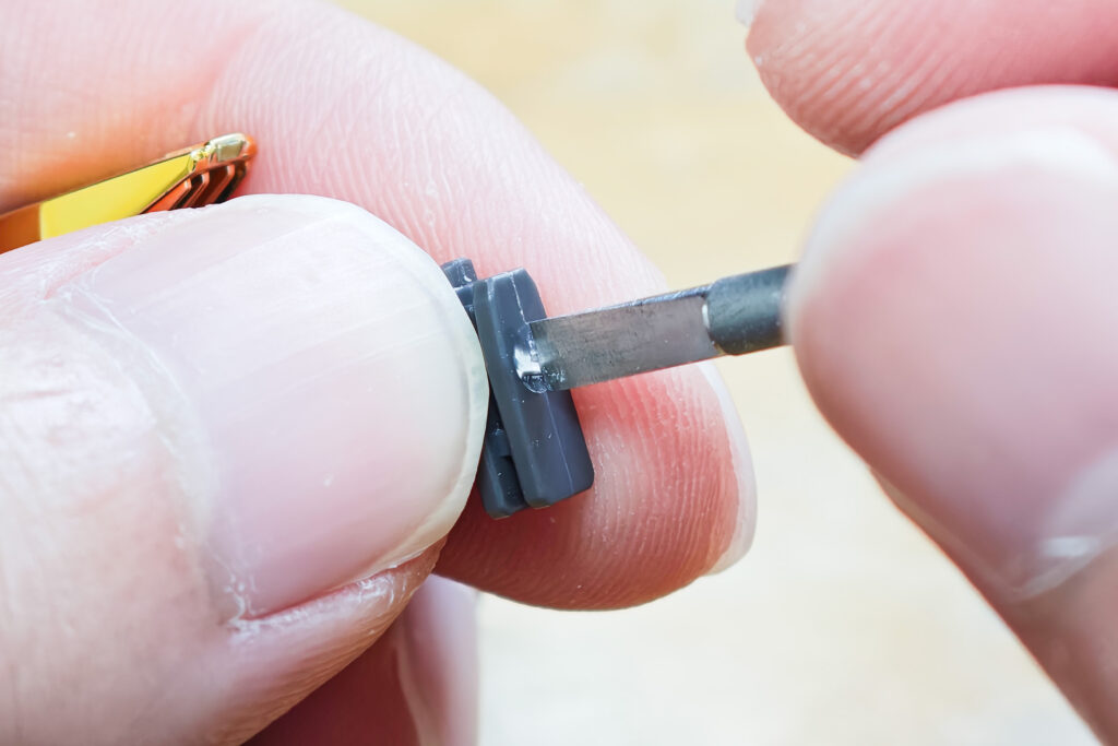 切断面に残った元の3mm軸の跡をガイドとして、3mm径のスピンモールドで穴を開ける